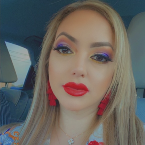 Meet your Posher, Lorie - Picture 1 of 2